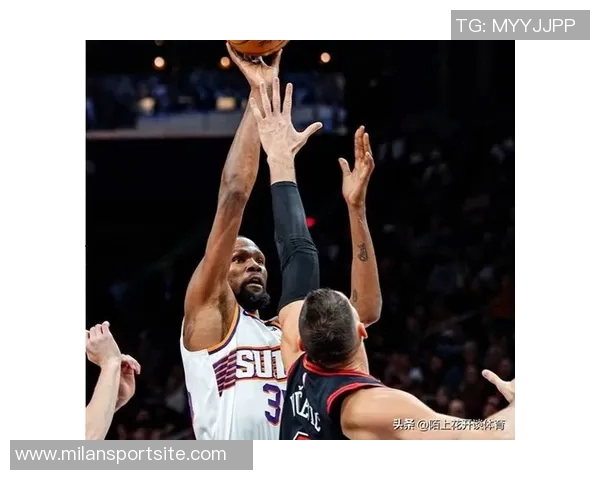 小斯重返赛场展现壮实身材太阳揭幕战再现昔日小霸王风采