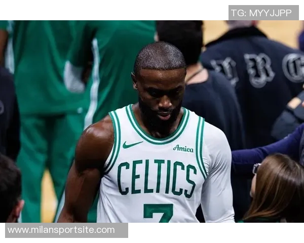 杰伦布朗高效表现三分球火力全开助力球队获胜